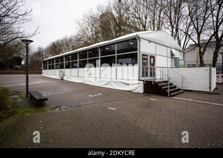 Zelte für Studierende auf dem Campus der TU Dortmund, da das Betreten des Gebäudes nicht gestattet ist Stockfoto