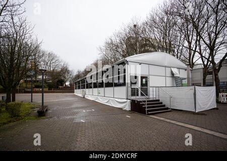 Zelte für Studierende auf dem Campus der TU Dortmund, da das Betreten des Gebäudes nicht gestattet ist Stockfoto