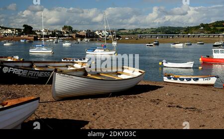 Boote festgemacht in der Teign Mündung in Teignmouth und am hinteren Strand, mit Blick auf Shaldon Brücke. Stockfoto