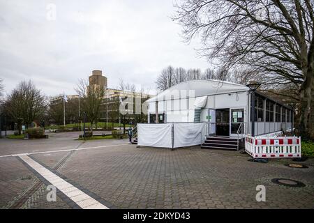 Zelte für Studierende auf dem Campus der TU Dortmund, da das Betreten des Gebäudes nicht gestattet ist Stockfoto