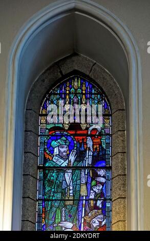 Ein Harry Clarke Glasfenster in der St. Patricks römisch-katholischen Kirche in Ringsend, Dublin. Darstellung von St. Patricks Predigt in Tara. Stockfoto