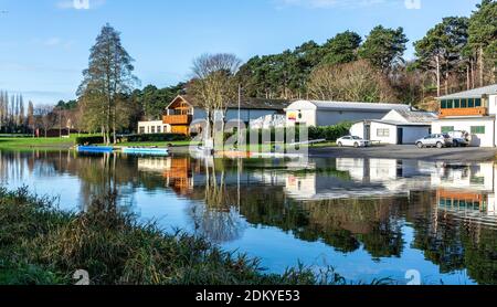 Der Fluss Liffey in Islandbridge, Dublin, Irland, und rechts die Gebäude einer Reihe von Ruderclubs, die hier ihren Sitz haben. Stockfoto