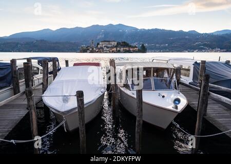 Die Boote dockten am Pier von Orta San Giulio, Piemont, Italien Stockfoto