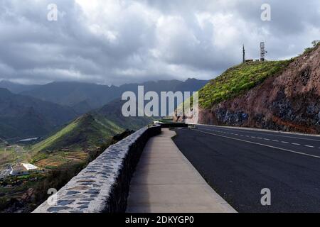 Spanien, Kanarische Inseln, La Gomera, asphaltierte Bergstraße und Blick ins Tal mit Terrassenanbau Stockfoto