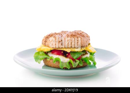 Burger auf Teller isoliert auf weiß Stockfoto