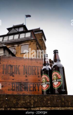 Großbritannien, England, Oxfordshire, Hook Norton, 12 Tage Weihnachten abgefülltes Bier vor der Brauerei Stockfoto