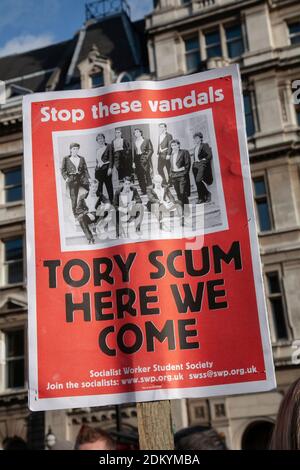 'Tory Scum Here We Come' antikonservatives Plakat für politischen Protest während einer Demonstration in Whitehall, Westminster, London, Großbritannien Stockfoto