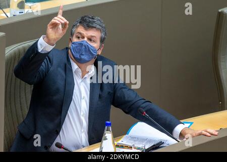 Der flämische Minister für Innenpolitik und Zusammenleben Bart Somers im Bild während einer Plenarsitzung des flämischen Parlaments am Mittwoch in Brüssel Stockfoto