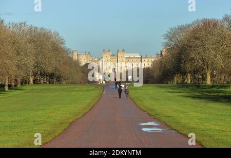 Windsor Castle die Berkshire Residenz von Königin Elizabeth II, von der langen Wanderung im frühen Winter gesehen Stockfoto