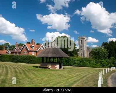 Das malerische Dorf Woodbastwick mit seiner Village Green & Reetgedeckten Kirche, Woodbastwick, Norfolk, England, Großbritannien Stockfoto