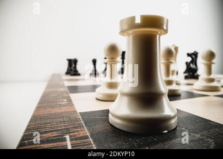 Macro photo of chess pieces on a chess board Stockfoto