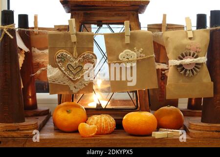 Adventskalender aus Bastelpapier-Umschlägen Stockfoto