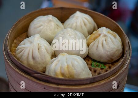 Traditionelles chinesisches gedünstetes Brötchen in Tablett, Dumping chinesisches Essen oder Dim Sum für den Verkauf in Chinatown Markt, Singapur, Nahaufnahme Stockfoto