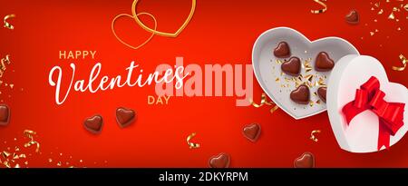Valentine Geschenkbox Form Herz auf rotem Hintergrund mit Schokolade Form Herz. Tolles Design für jeden Zweck. Grußkarte, Banner, Poster. Vektor Stock Vektor