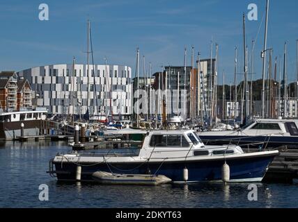 Die Waterfront & Marina mit ihren Booten & modernen Gebäuden, Ipswich, Suffolk, England, Großbritannien Stockfoto