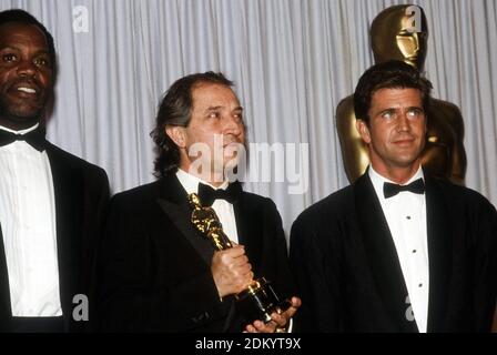 Danny Glover, Vittorio Storaro und Mel Gibson bei den 60th Annual Academy Awards, 11. April 1998 / Aktenzeichen # 34000-1209PLTHA Stockfoto