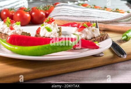 Vegetarische Sandwiches auf einem Teller serviert Stockfoto