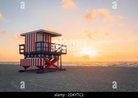 Miami Beach, Florida, USA für Sonnenaufgang und Leben bewachen Turm. Stockfoto
