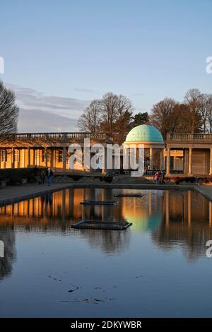 Der Victorian Municipal Eaton Park mit Lily Pond & Columned Pavilion at Sunset, Norwich Norfolk, England, Großbritannien Stockfoto