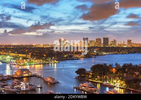Fort Lauderdale, Florida, USA Skyline in der Abenddämmerung. Stockfoto