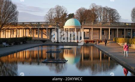 Der Victorian Municipal Eaton Park mit Lily Pond & Columned Pavilion at Sunset, Norwich Norfolk, England, Großbritannien Stockfoto