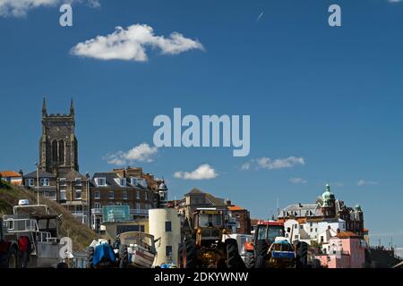 Das North Norfolk Seaside Resort von Cromer mit seinem viktorianischen Pier und Strand mit bunten Fischerbooten, Cromer, Norfolk, England, Großbritannien Stockfoto