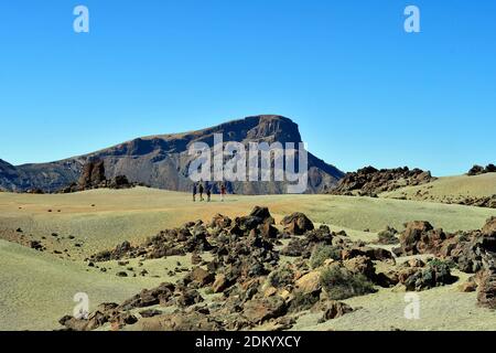 Teneriffa, Kanarische Inseln, Spanien - 05. April 2018: Nicht identifizierte Touristen in der Caldera des Teide Nationalparks Stockfoto