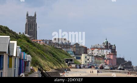 Das North Norfolk Seaside Resort of Cromer mit seinen Strandhütten, Pier und viktorianischer Architektur, Cromer, Norfolk, England, Großbritannien Stockfoto