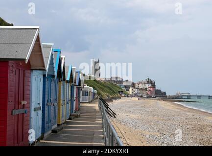 Das North Norfolk Seaside Resort of Cromer mit seinen Strandhütten, Pier und viktorianischer Architektur, Cromer, Norfolk, England, Großbritannien Stockfoto