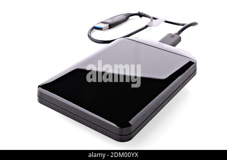 Vielseitige Festplatte mit USB-Kabel auf weißem Hintergrund Stockfoto