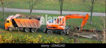 Bagger und Muldenkipper. Arbeiten an der Anordnung von Gleisen Stockfoto