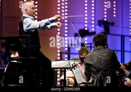 Bonn, Deutschland. Dezember 2020. Dirigent Daniel Barenboim probt mit dem West-Eastern Divan Orchestra für das Festkonzert zum 250. Jahrestag der Taufe Ludwig van Beethovens. Das Konzert findet am 17.12.2020 ohne Publikum statt und wird stattdessen ausgestrahlt. Quelle: Henning Kaiser/dpa/Alamy Live News Stockfoto