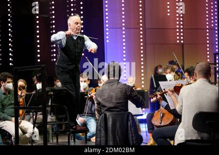 Bonn, Deutschland. Dezember 2020. Dirigent Daniel Barenboim probt mit dem West-Eastern Divan Orchestra für das Festkonzert zum 250. Jahrestag der Taufe Ludwig van Beethovens. Das Konzert findet am 17.12.2020 ohne Publikum statt und wird stattdessen ausgestrahlt. Quelle: Henning Kaiser/dpa/Alamy Live News Stockfoto