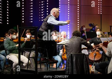 Bonn, Deutschland. Dezember 2020. Dirigent Daniel Barenboim probt mit dem West-Eastern Divan Orchestra für das Festkonzert zum 250. Jahrestag der Taufe Ludwig van Beethovens. Das Konzert findet am 17.12.2020 ohne Publikum statt und wird stattdessen ausgestrahlt. Quelle: Henning Kaiser/dpa/Alamy Live News Stockfoto