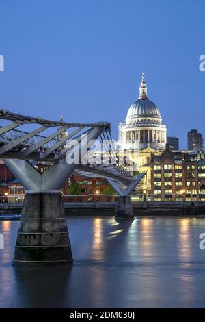 St. Pauls Kathedrale, der Millennium Bridge und der Themse, London, England, Vereinigtes Königreich Stockfoto