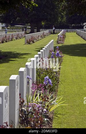 Gräber britischer Soldaten, die während der Invasion in der Normandie (D-Day) auf dem Friedhof Bayeux Commonwealth war Graves Commission, Bayeux, Frankreich, getötet wurden. Stockfoto