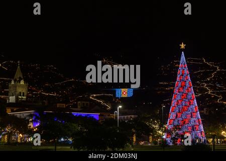 Farbenfroher Weihnachtsbaum im Zentrum von Funchal City, Madeira Island, Portugal. Stockfoto