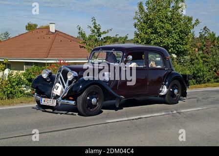 Reisenberg, Österreich - 07. Oktober 2006: Laxenburg Classic - ein jährliches Motorsport-Event für Oldtimer auf öffentlichen Straßen in Niederösterreich, Citroen 11 Stockfoto