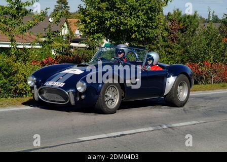 Reisenberg, Österreich - 07. Oktober 2006: Laxenburg Classic - ein jährliches Motorsport-Event für Oldtimer auf öffentlichen Straßen in Niederösterreich, Shelby Cobra Stockfoto