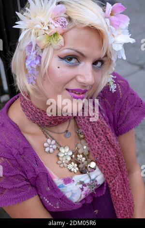 Ein posed Porträt einer hübschen Frau mit einem einzigartigen persönlichen Stil. Im Unon Square Park in Manhattan, New York City. Stockfoto