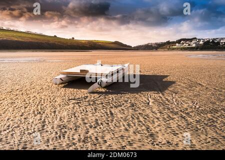 Abendlicht über dem Gannel River bei Ebbe in Newquay in Cornwall. Stockfoto