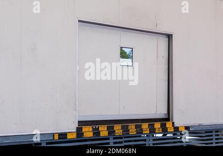 Große Ladetür des Lagers für die Waren aus dem Hafen, ein Importprozess in den Industriepark zu erhalten. Stockfoto