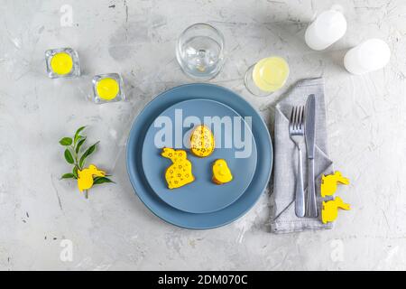 Ultimate Grau und leuchtende Farben ästhetisch elegant feine Ostern Veranstaltungen Tisch setzen über Kopf. Draufsicht kreative Komposition flach Lay. Stockfoto