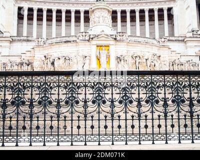 Das Viktor Emmanuel II Nationaldenkmal oder Vittoriano, ist das Vaterlandaltar Nationaldenkmal, das zu Ehren von Viktor Emmanuel II, dem ersten König eines Vereinigten Italien - Rom, Italien gebaut wurde. Stockfoto