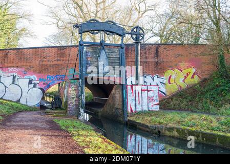 Kings Norton Guillotine Stop-Lock auf dem Stratford-on-Avon Kanal in Lifford Lane, Kings Norton, Birmingham, Großbritannien Stockfoto