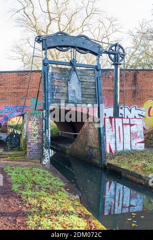 Kings Norton Guillotine Stop-Lock auf dem Stratford-on-Avon Kanal in Lifford Lane, Kings Norton, Birmingham, Großbritannien Stockfoto