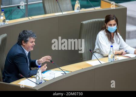 Der flämische Minister für Innenpolitik und Zusammenleben Bart Somers und der flämische Minister für Umwelt, Energie, Tourismus und Justiz Zuhal Demir pictu Stockfoto