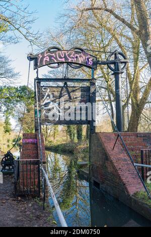 Kings Norton Guillotine Stop-Lock auf dem Stratford-on-Avon Kanal in Lifford Lane, Kings Norton, Birmingham, Großbritannien Stockfoto