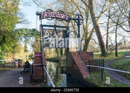 Kings Norton Guillotine Stop-Lock auf dem Stratford-on-Avon Kanal in Lifford Lane, Kings Norton, Birmingham, Großbritannien Stockfoto