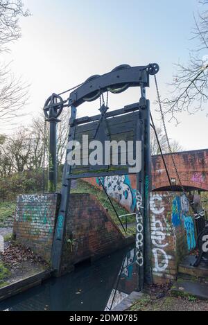 Kings Norton Guillotine Stop-Lock auf dem Stratford-on-Avon Kanal in Lifford Lane, Kings Norton, Birmingham, Großbritannien Stockfoto